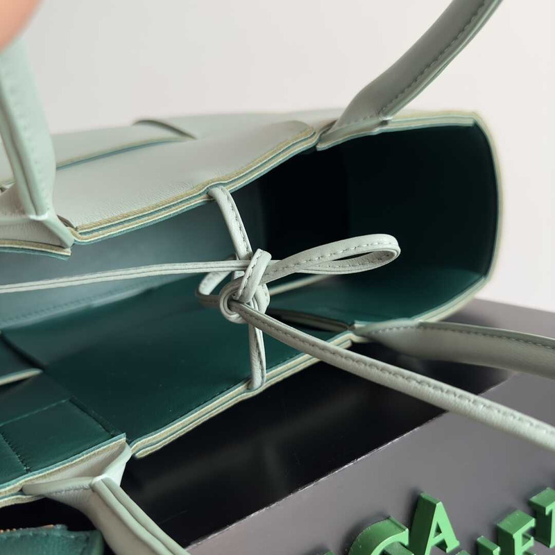 Bo*te*ga ve*ne*ta arco lambskin leather tote bag light green