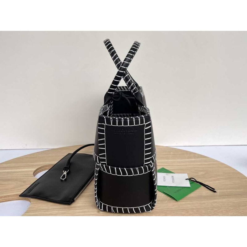 Bo*te*ga ve*ne*ta small intreccio leather arco tote bag black