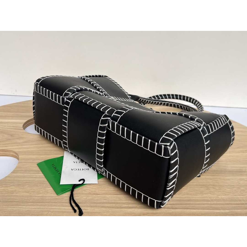 Bo*te*ga ve*ne*ta small intreccio leather arco tote bag black