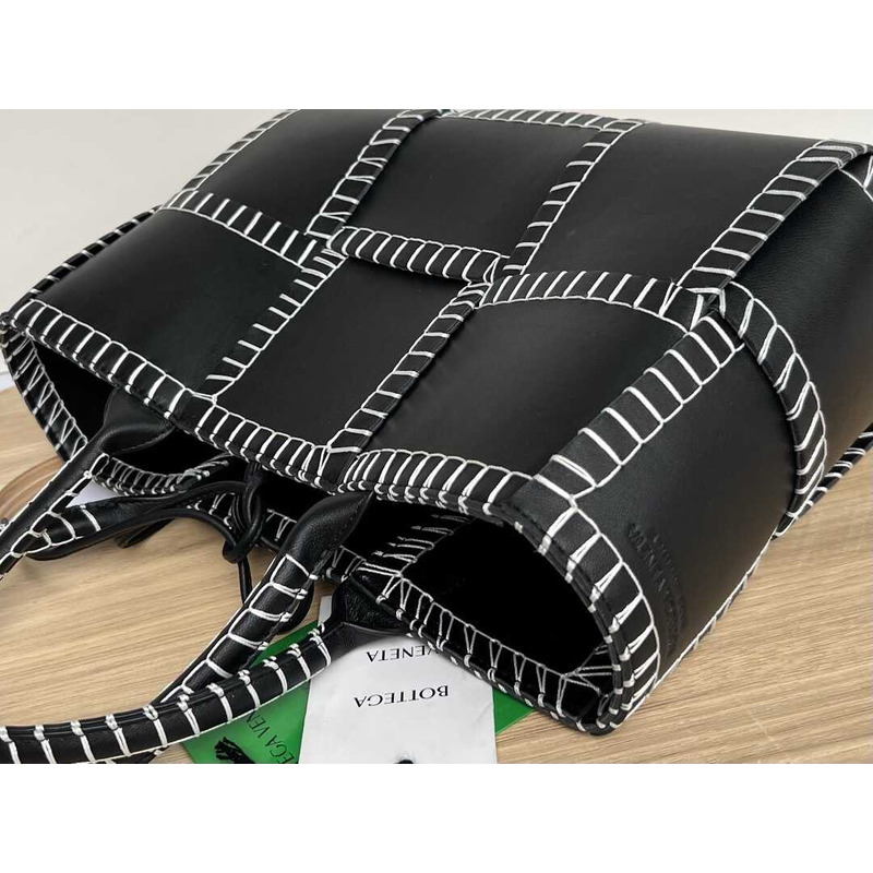 Bo*te*ga ve*ne*ta small intreccio leather arco tote bag black