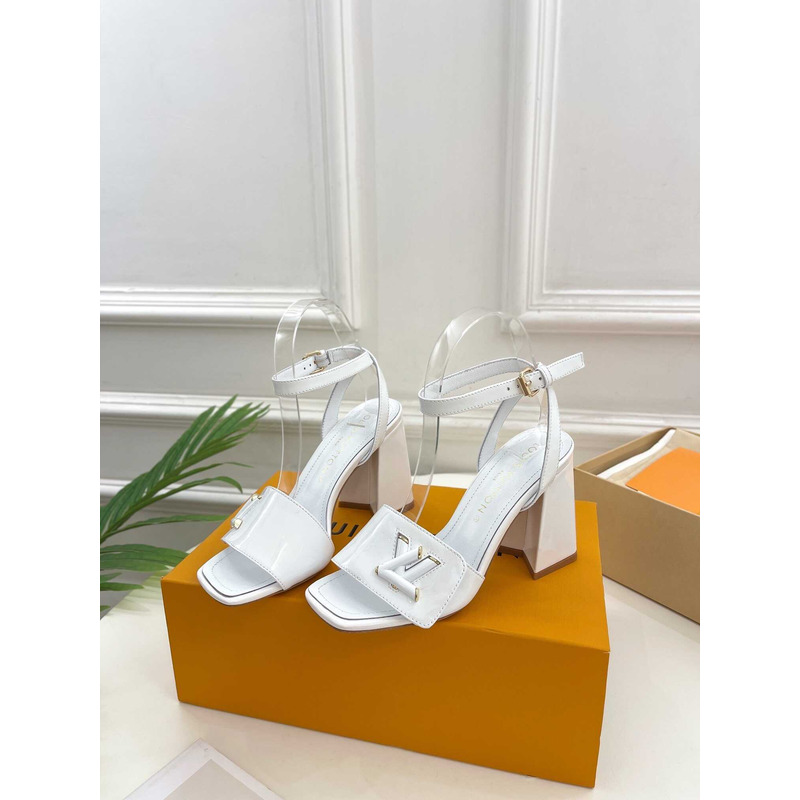 l**is V*t*n shake sandal white