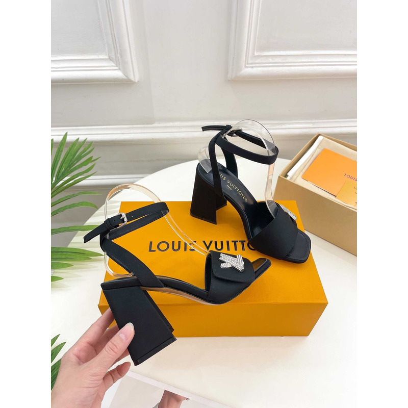 l**is V*t*n shake sandal black with white logo