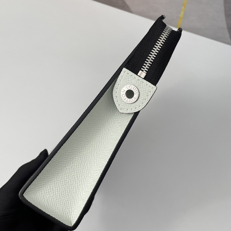 l**is V*t*n message bag white