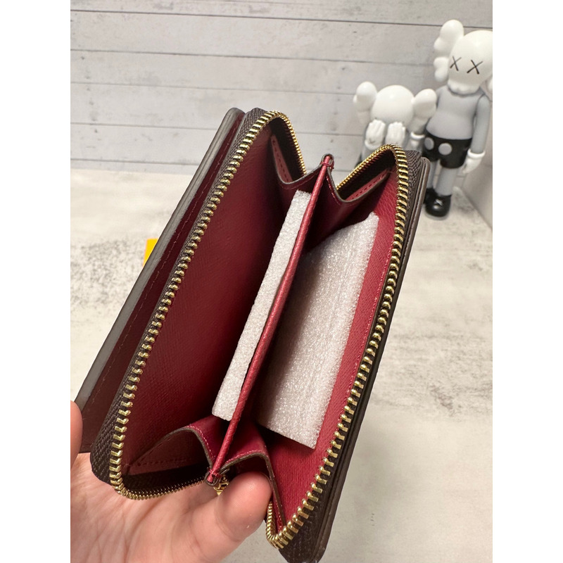 l**is V*t*n lou wallet