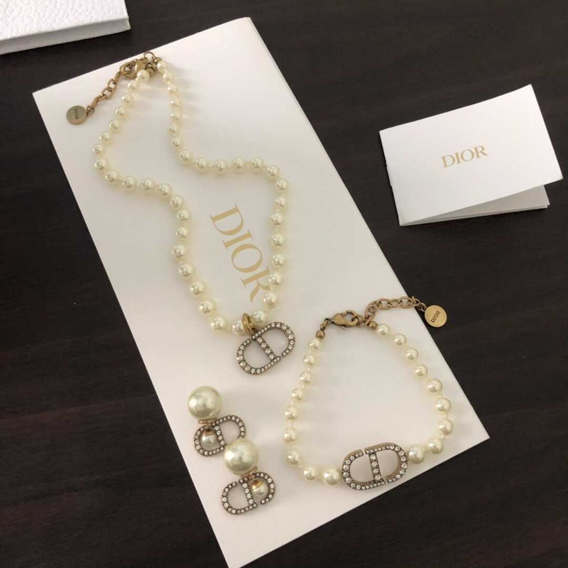 D*or crystal cd pearl necklace