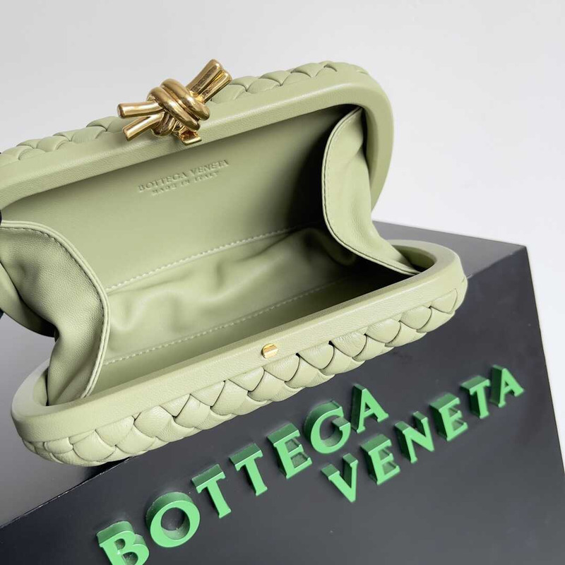 Bo*te*ga ve*ne*ta knot leather clutch light green