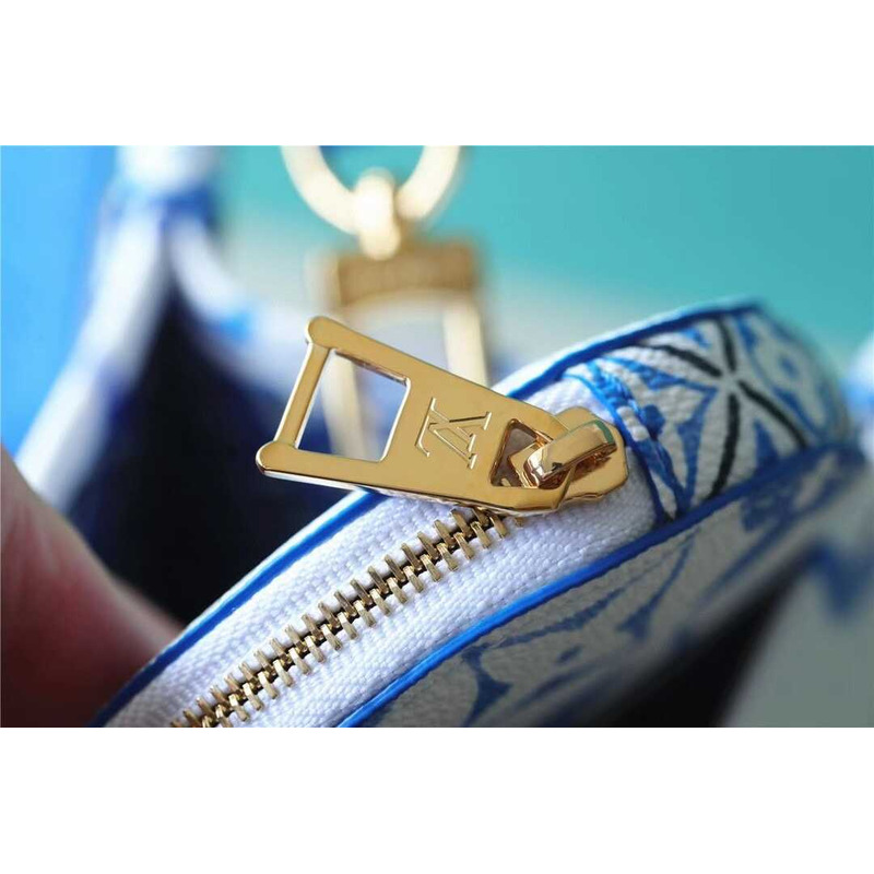 l**is V*t*n l**is V*t*n lv by the pool  on the go pm natural gradient blue