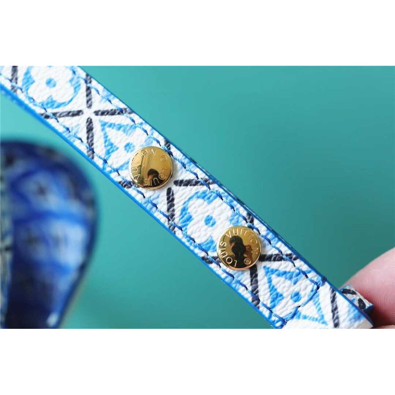 l**is V*t*n lv by the pool  néonoé bb blue