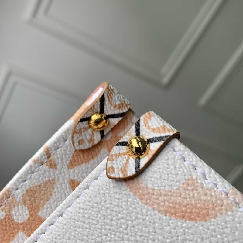 l**is V*t*n lv by the pool  onthego pm white