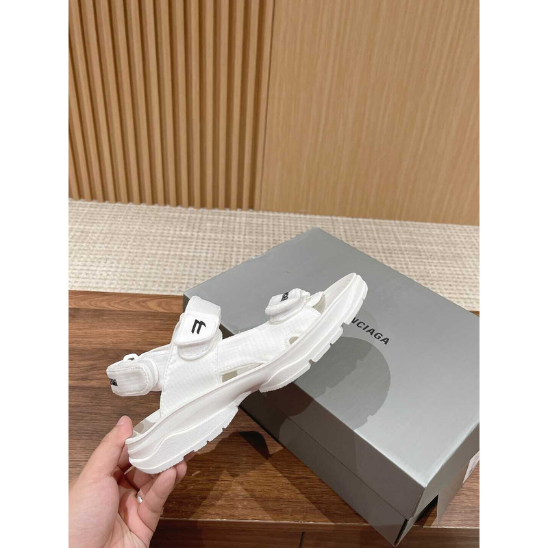 Ba*len*cia*ga hiking sandals white