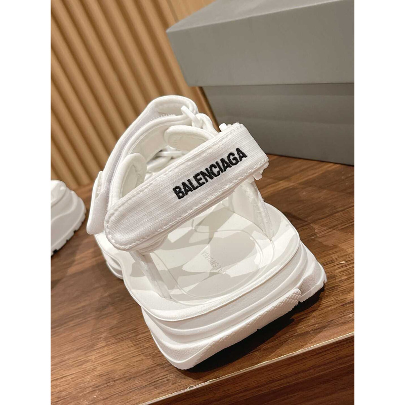 Ba*len*cia*ga hiking sandals white