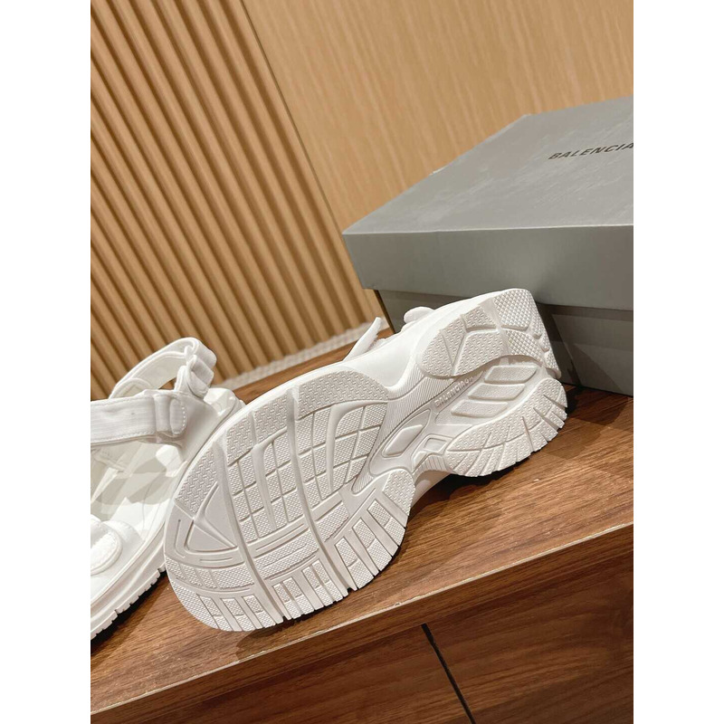 Ba*len*cia*ga hiking sandals white