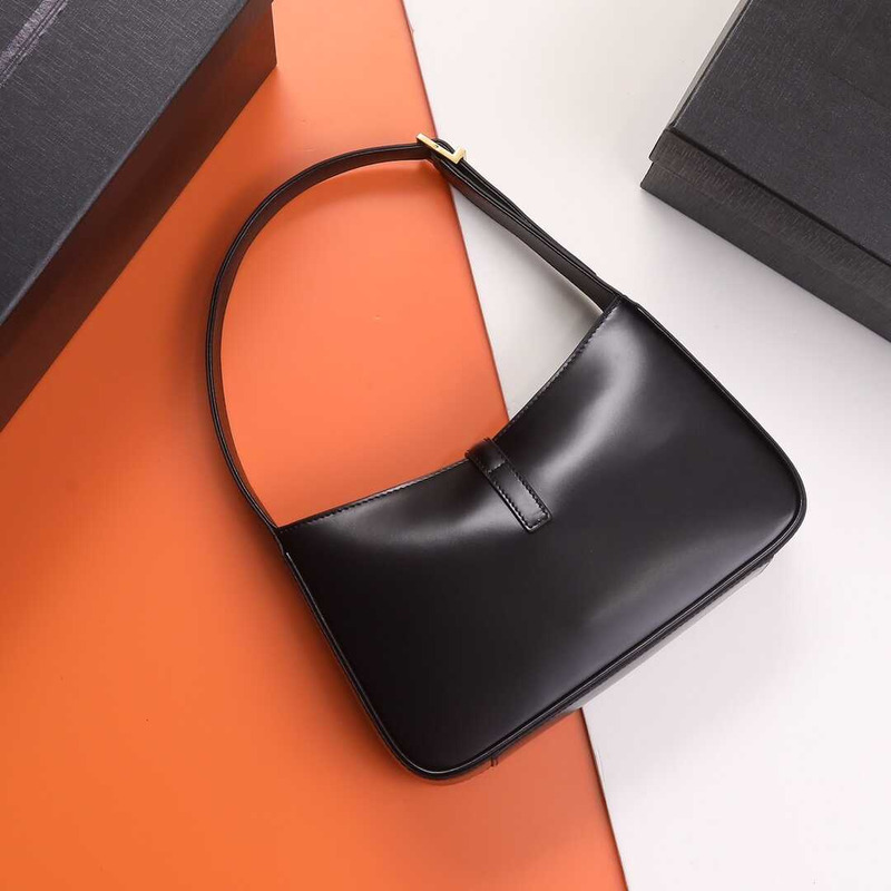 Saint Laurent Le5 À 7 Mini Dumpling Bag Black