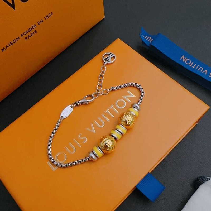 l**is V*t*n monagam colors bracelet