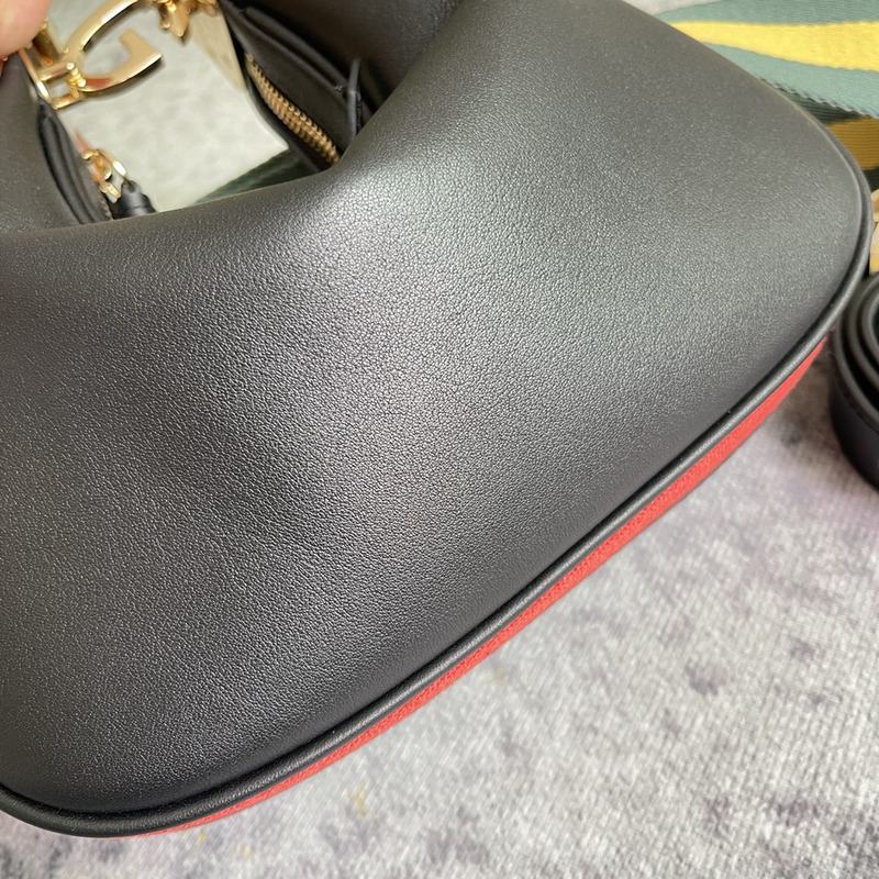 G*u*i attache small shoulder bag