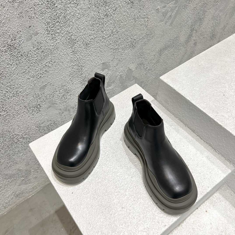 Bo*te*ga ve*ne*ta vegetally-tanned leather cropped chelsea boots