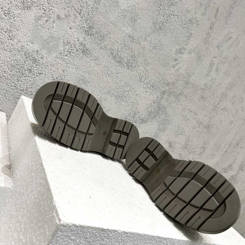 Bo*te*ga ve*ne*ta vegetally-tanned leather cropped chelsea boots