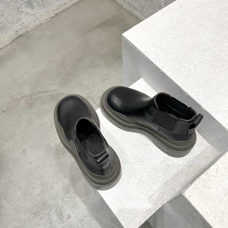 Bo*te*ga ve*ne*ta vegetally-tanned leather cropped chelsea boots