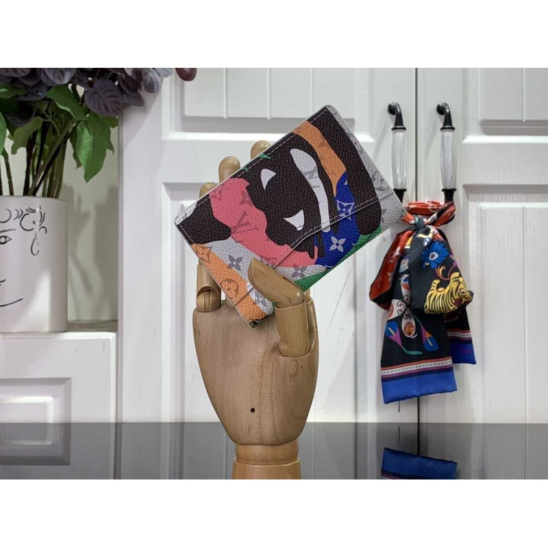 l**is V*t*n multiple wallet green