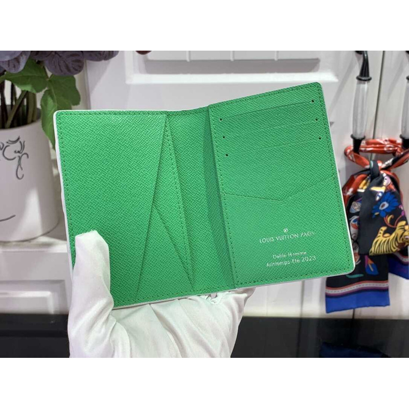 l**is V*t*n multiple wallet green