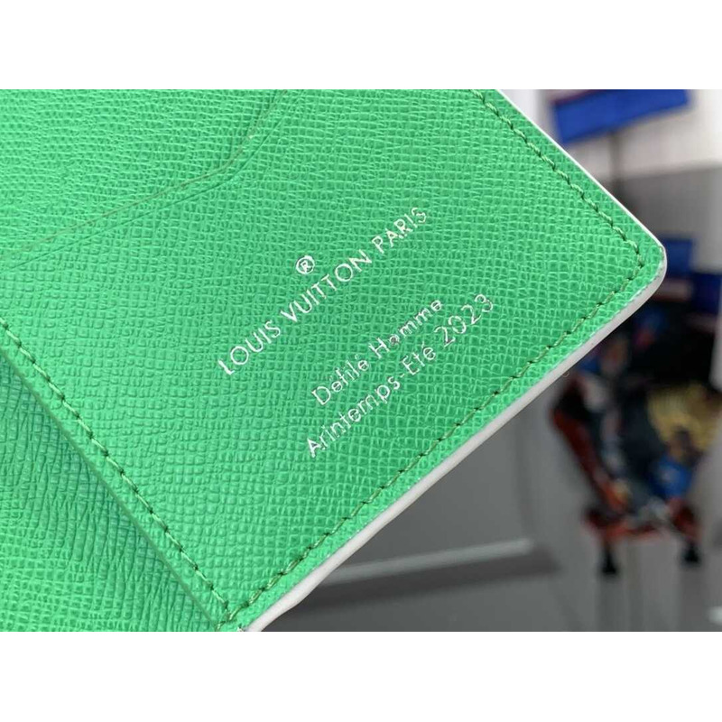 l**is V*t*n multiple wallet green