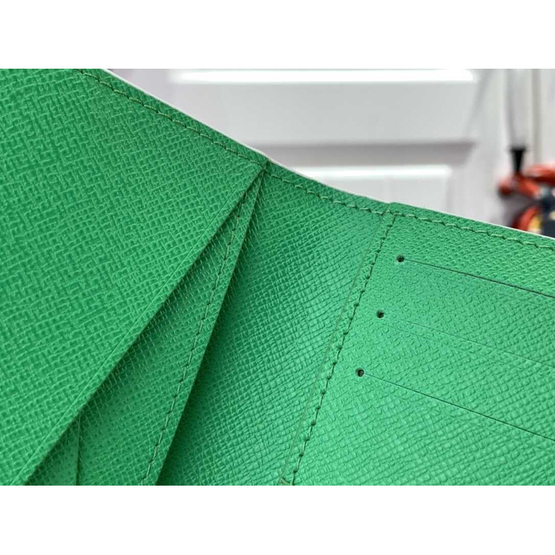 l**is V*t*n multiple wallet green