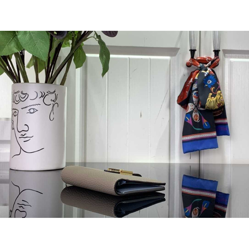 l**is V*t*n lv vertical compact wallet grey