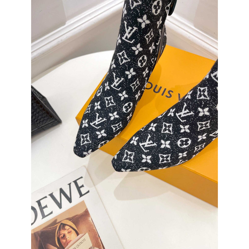 l**is V*t*n ankle short boot heels with chain logo black