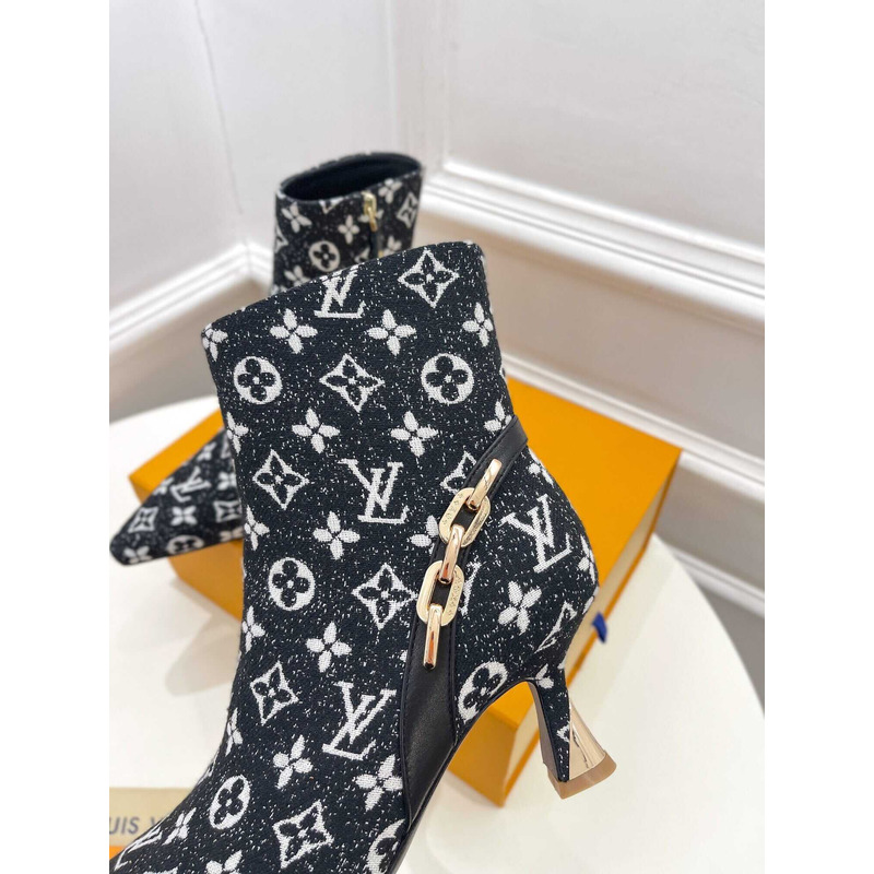 l**is V*t*n ankle short boot heels with chain logo black