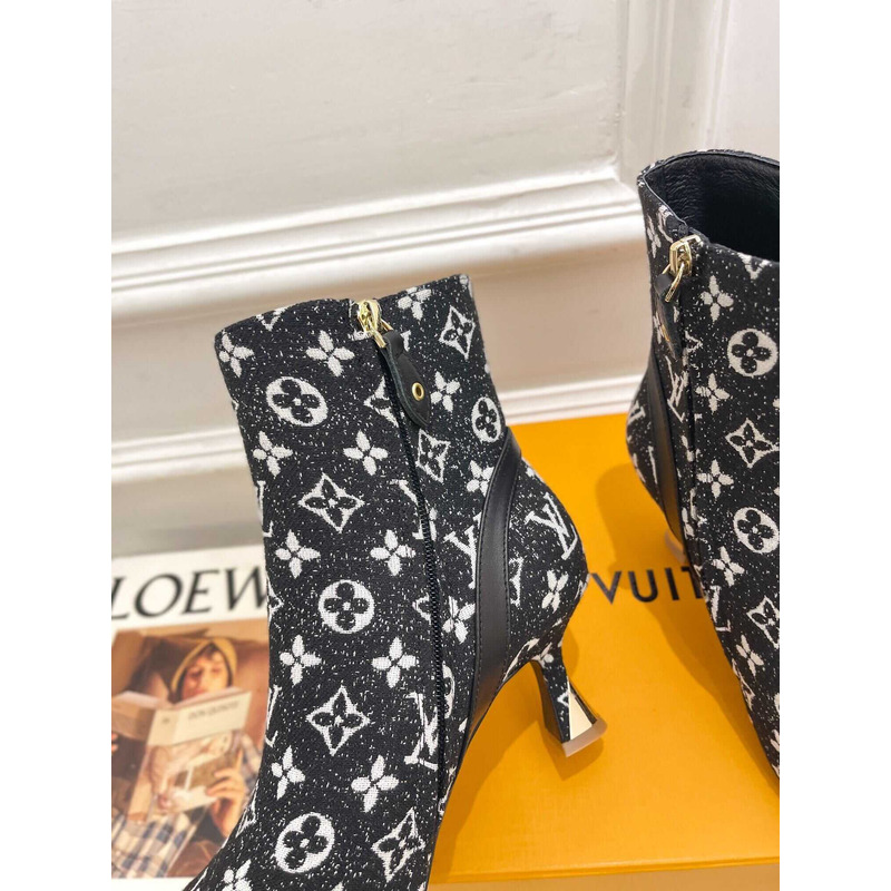 l**is V*t*n ankle short boot heels with chain logo black