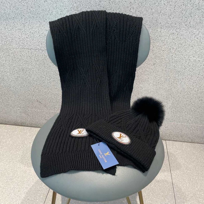 l**is V*t*n pom-pom cap and scarf black