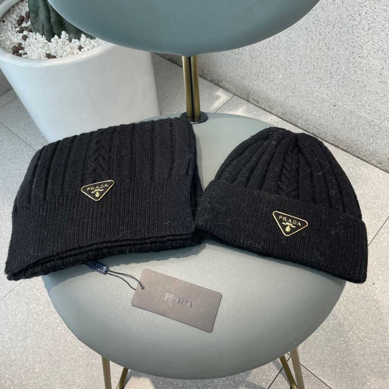 Pra*a knitted cap and scarf black