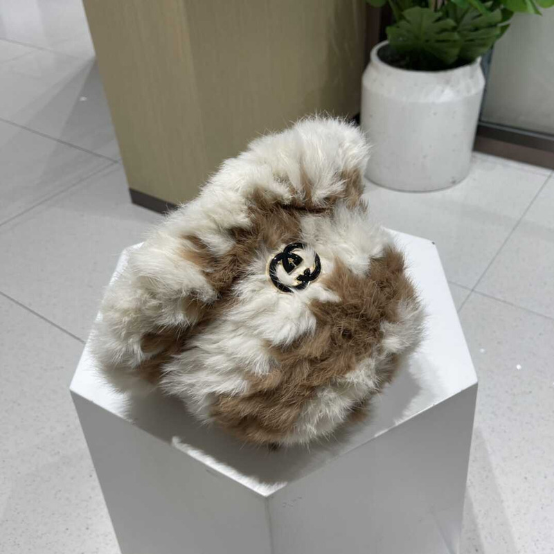 G*u*i gg fur bucket hat white&brown