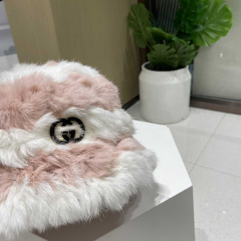 G*u*i gg fur bucket hat white&pink