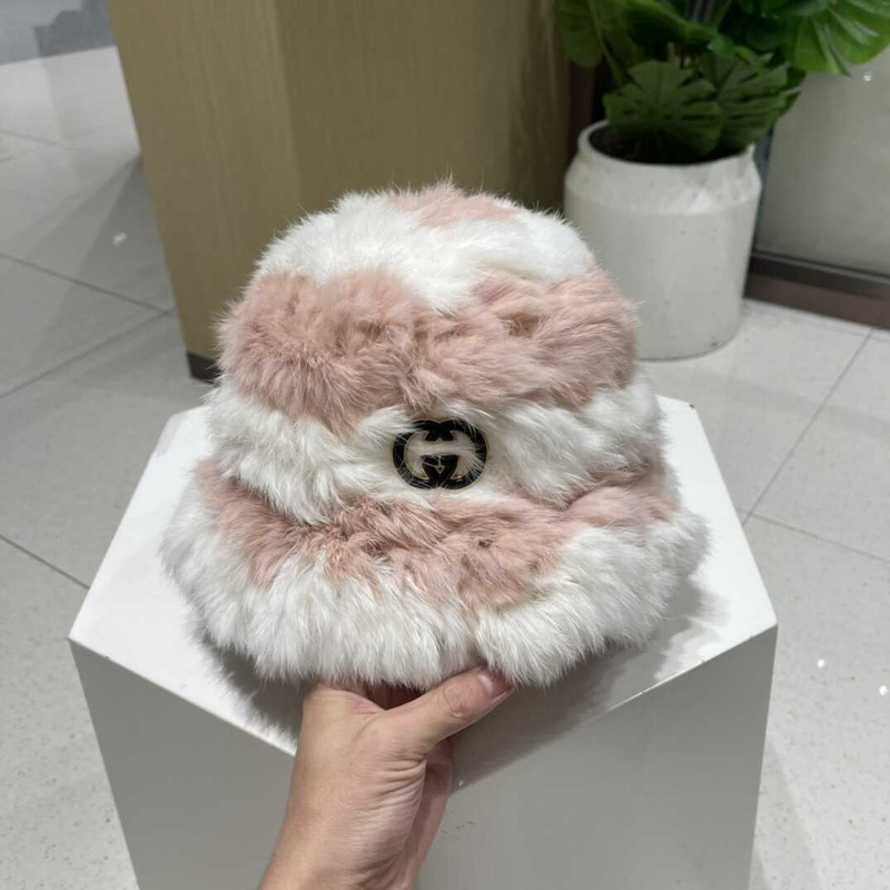G*u*i gg fur bucket hat white&pink