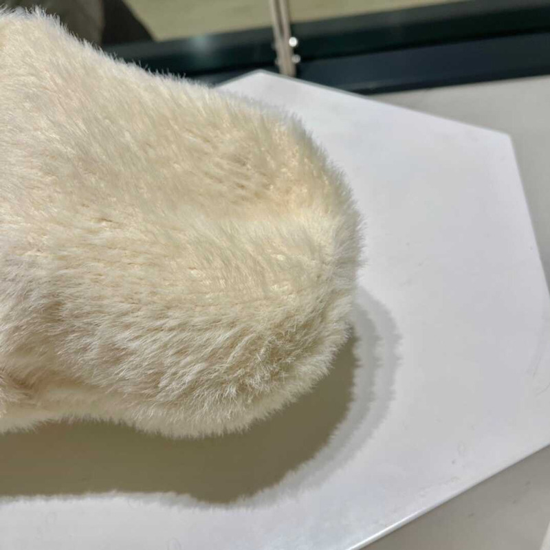 Pra*a knitted hat white