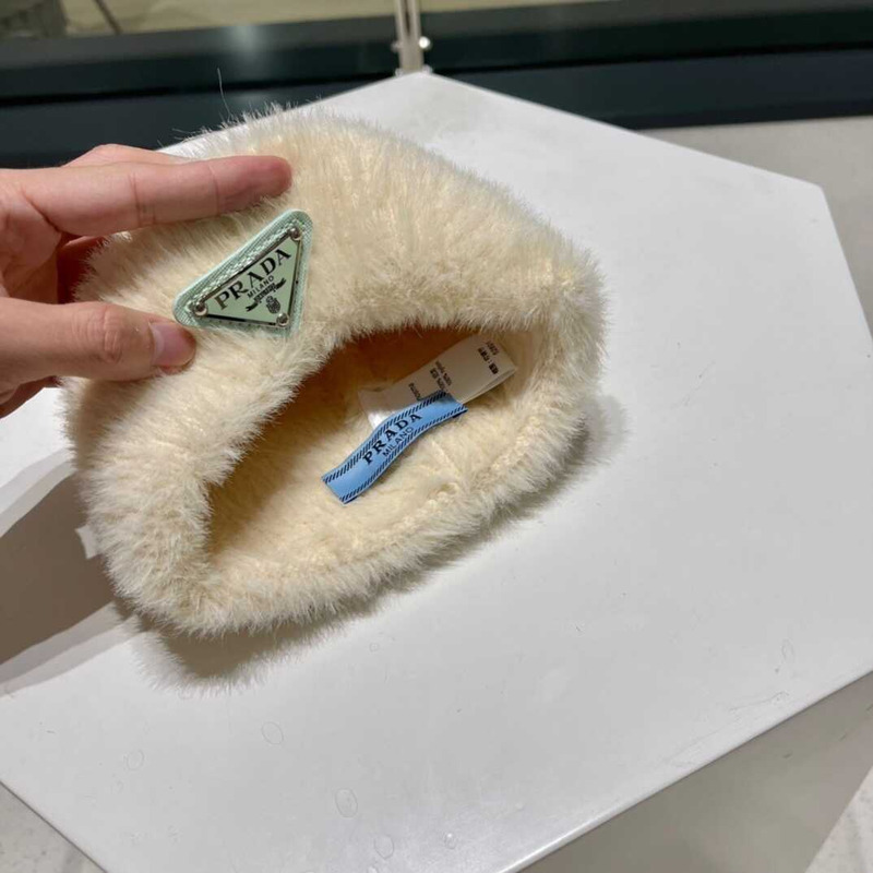 Pra*a knitted hat white