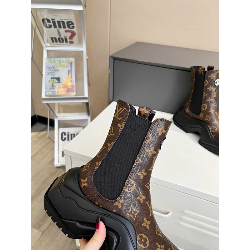 l**is V*t*n beaubourg ankle boots monogram