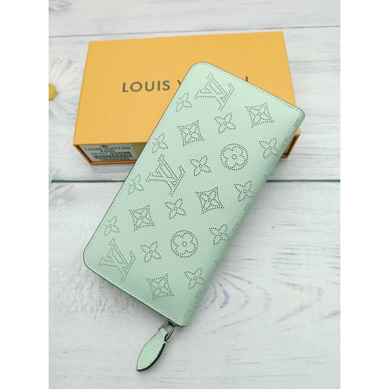 l**is V*t*n zippy wallet green