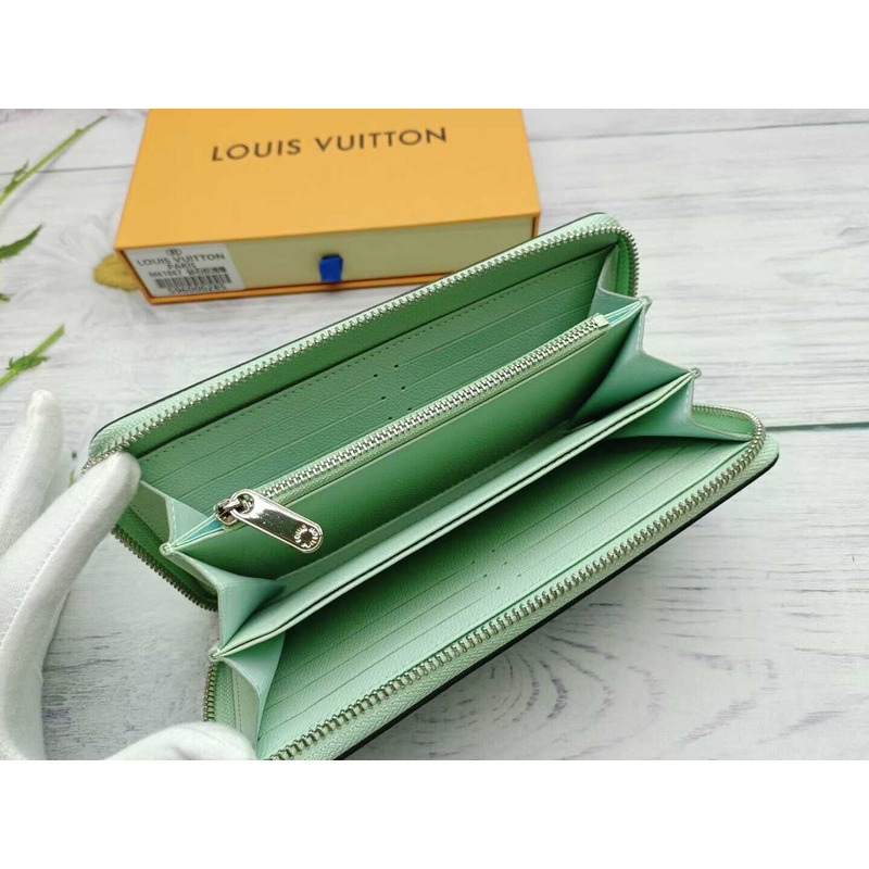 l**is V*t*n zippy wallet green