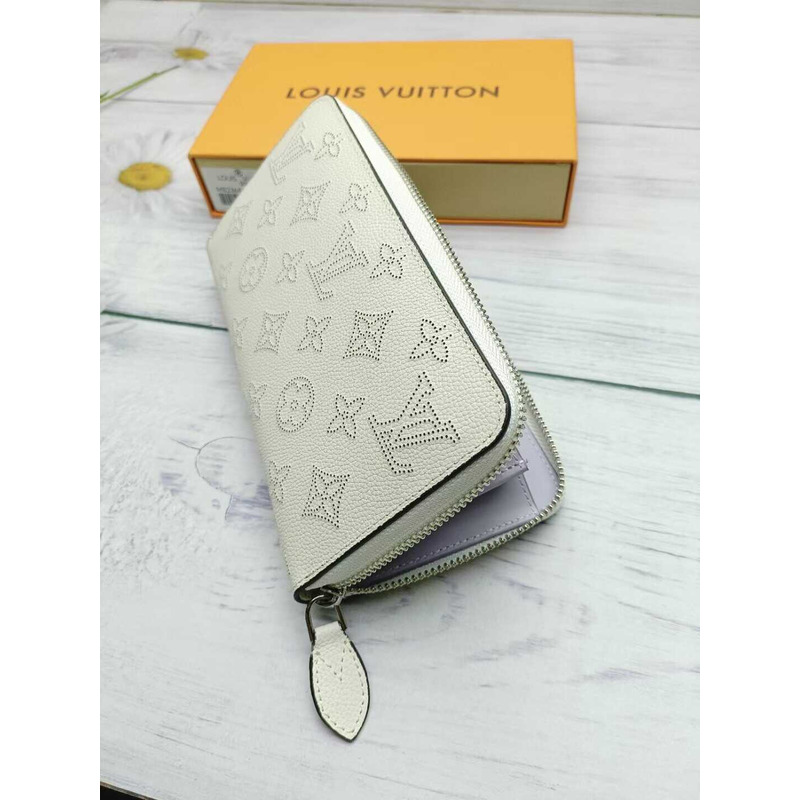 l**is V*t*n zippy wallet white