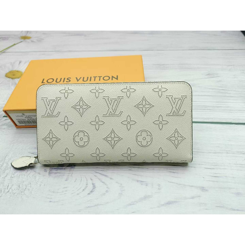l**is V*t*n zippy wallet white