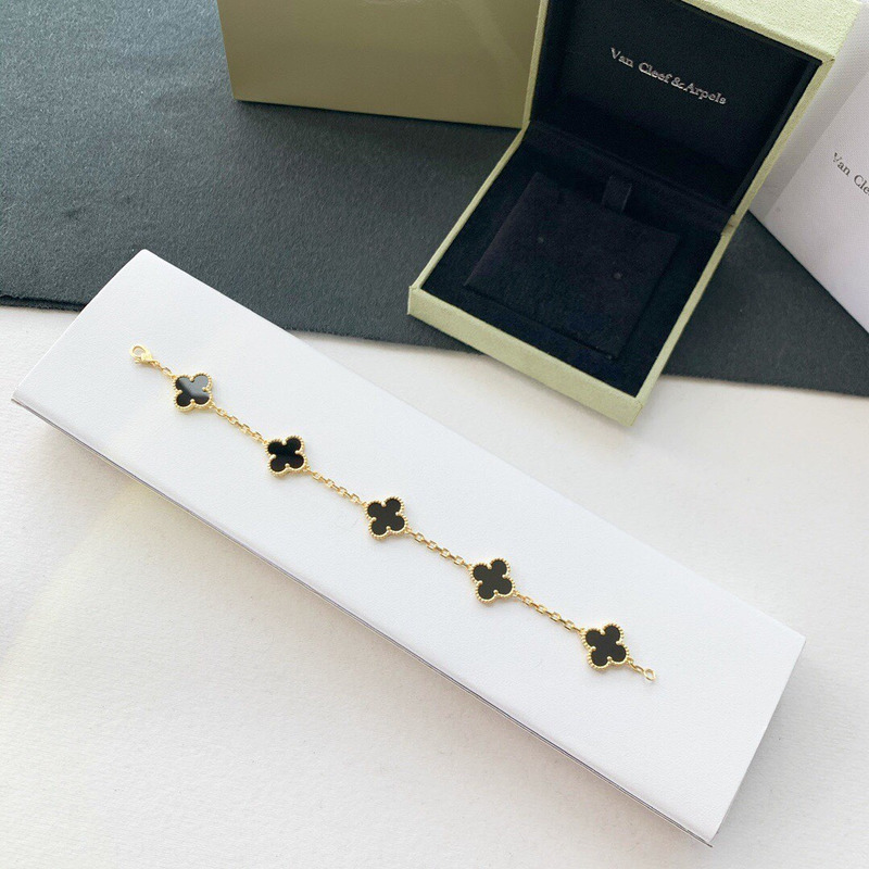 Van Cleef & Arpels Flower Design Fashionable Mother Of Pearl Bracelet