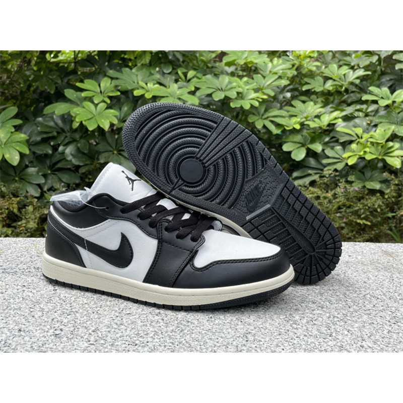 Jordan Wmns Air Jordan 1 Low Top Black And White