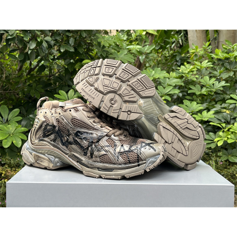 Ba*len*cia*ga graffiti runner sneakers brown