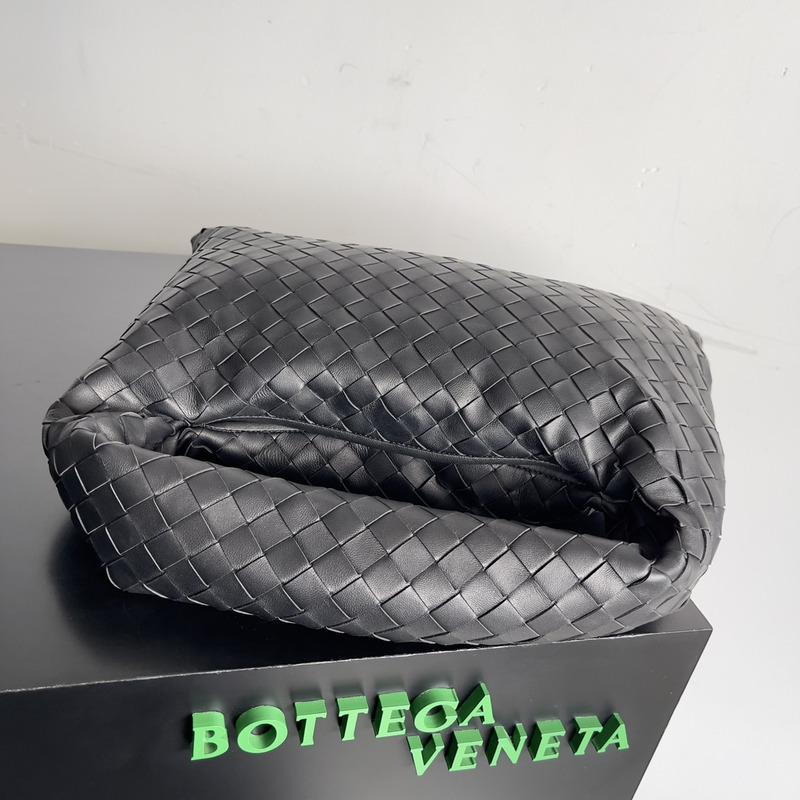 Bo*te*ga ve*ne*ta shoulder bag realised with intrecciato craftsmanship in calfskin leather