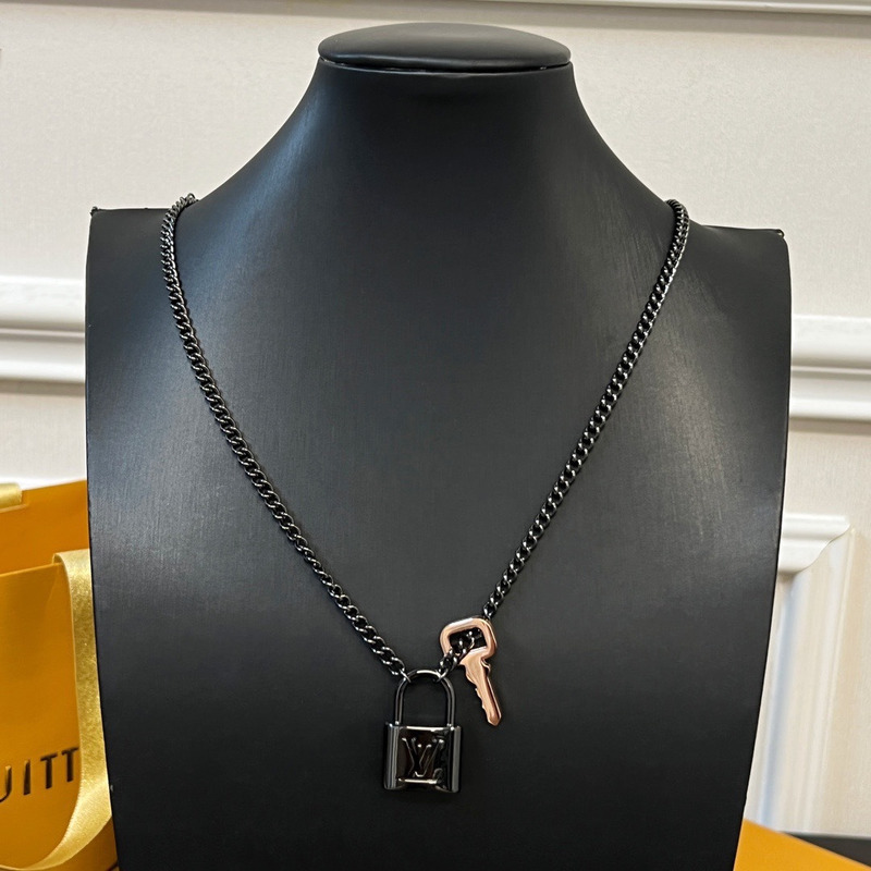 l**is V*t*n padlock pendant necklace silver