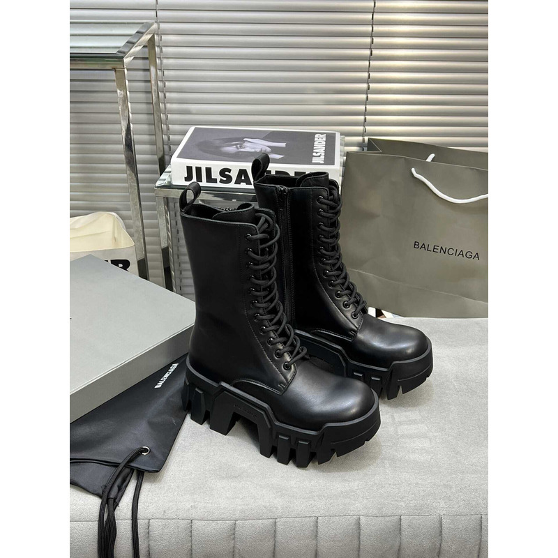 Ba*len*cia*ga lace-up leather ankle boots black