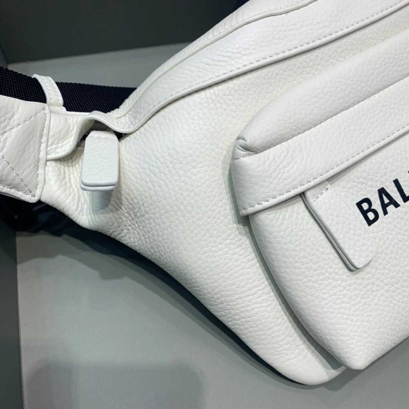 Ba*len*cia*ga everyday beltpack in white
