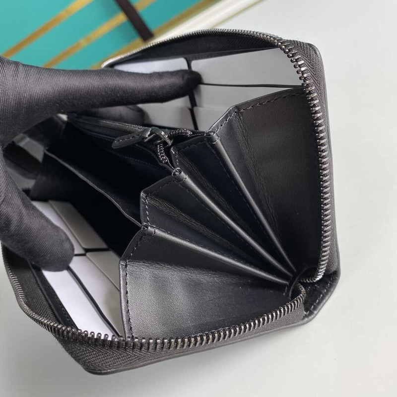 g*u*i gg S*p*e canvas black